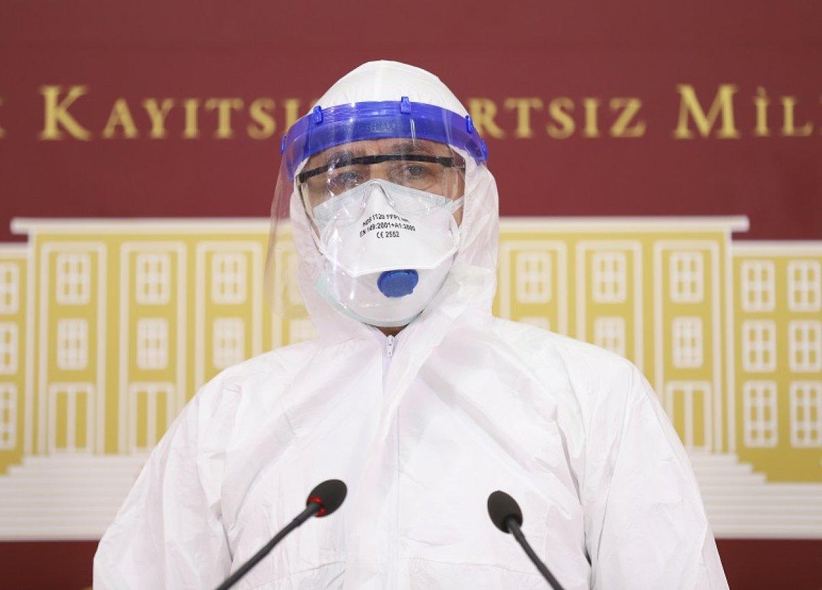 CHP'li vekil Mustafa Adıgüzel tulumla basın toplantısına katıldı