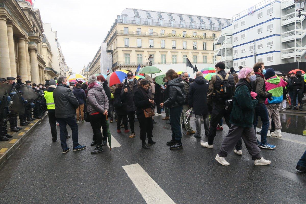 Fransa’da protesto için toplanan göçmenlere Sarı Yelekliler'den destek