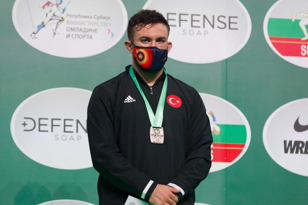 Milli güreşçiler takım halinde dünya ikincisi oldu