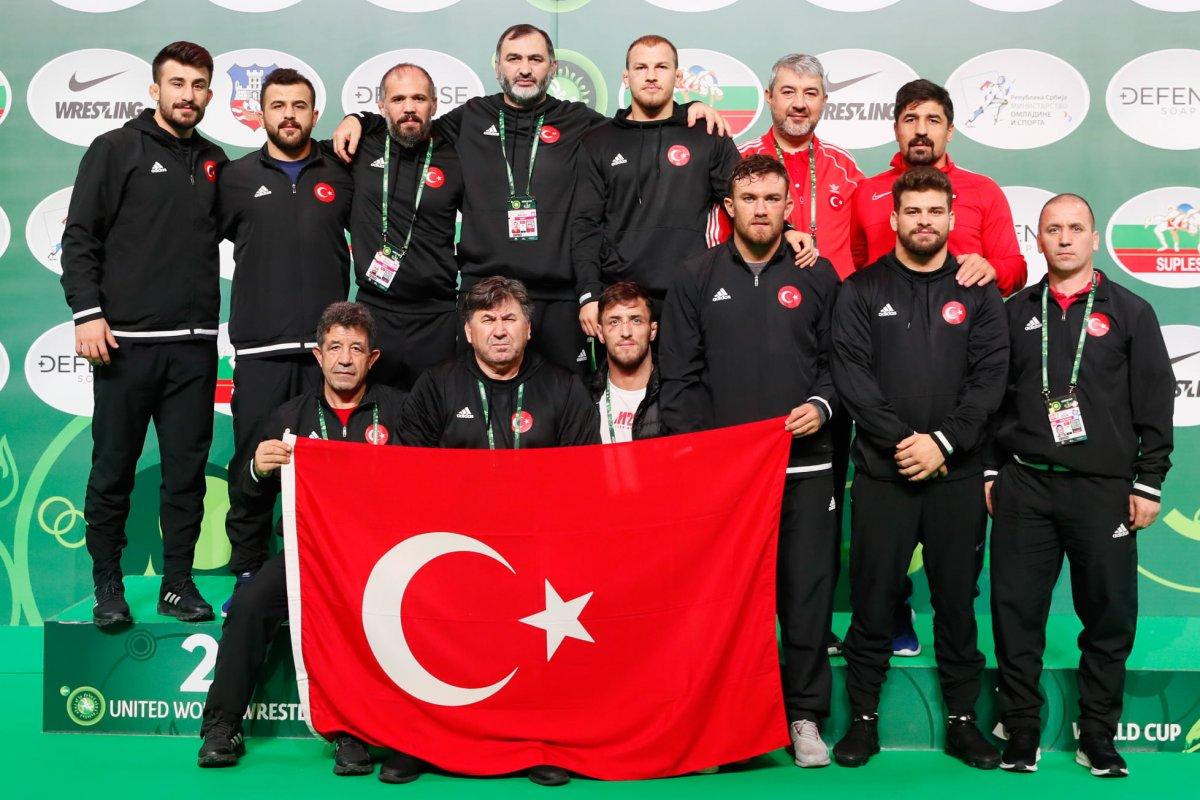 Milli güreşçiler takım halinde dünya ikincisi oldu