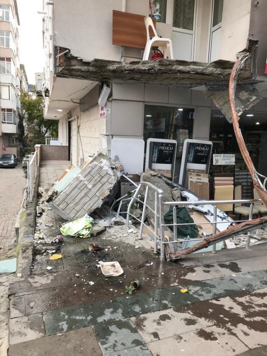 Küçükçekmece’de evin balkonu bir anda çöktü