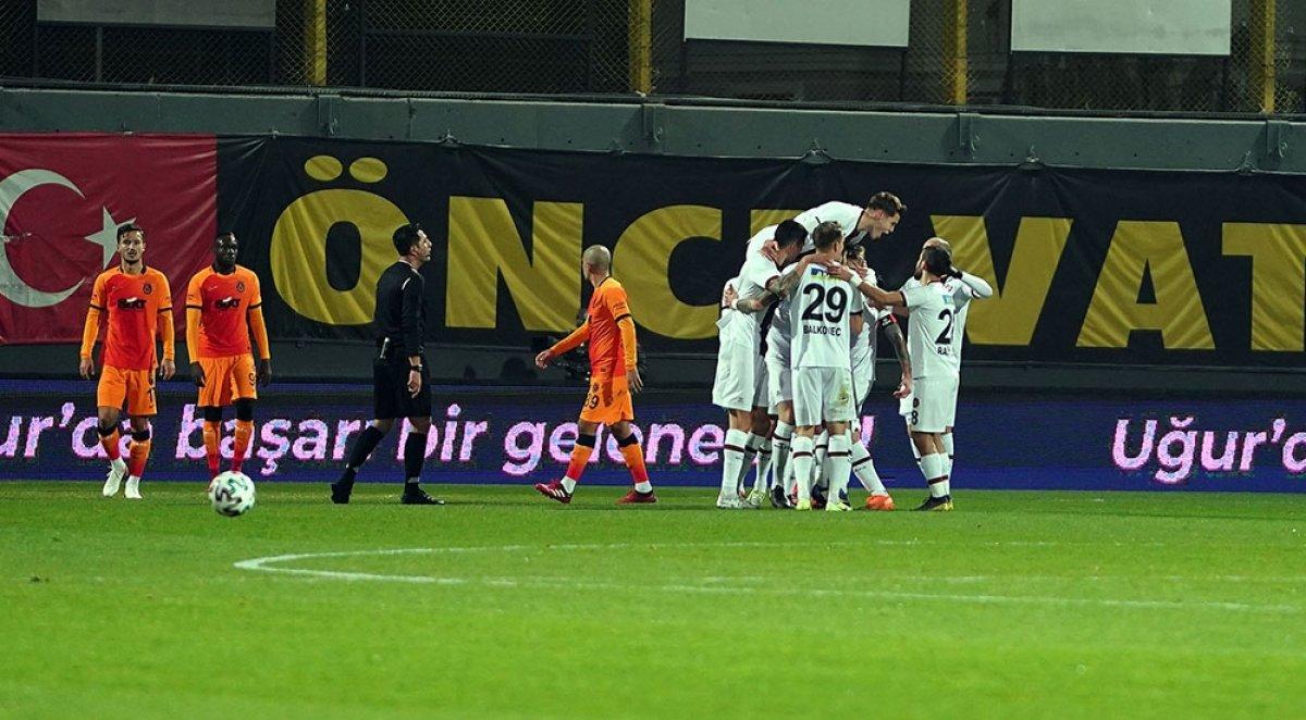 Son dakikada yenilen golde GS TV spikerleri