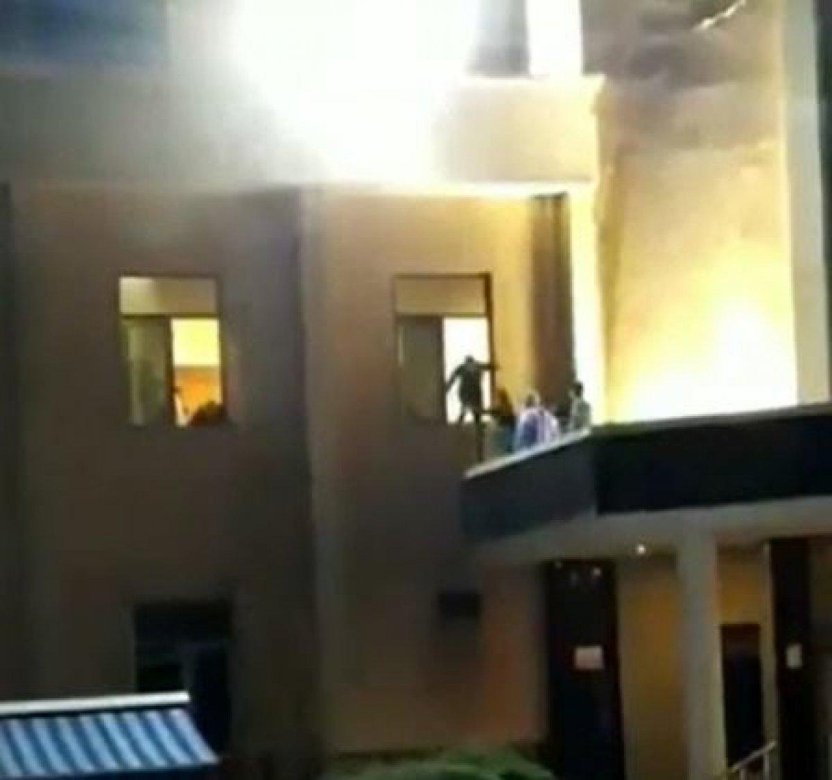 Gaziantep'teki yangında sağlıkçılar, camları kırıp hastaları kurtarmaya çalıştı