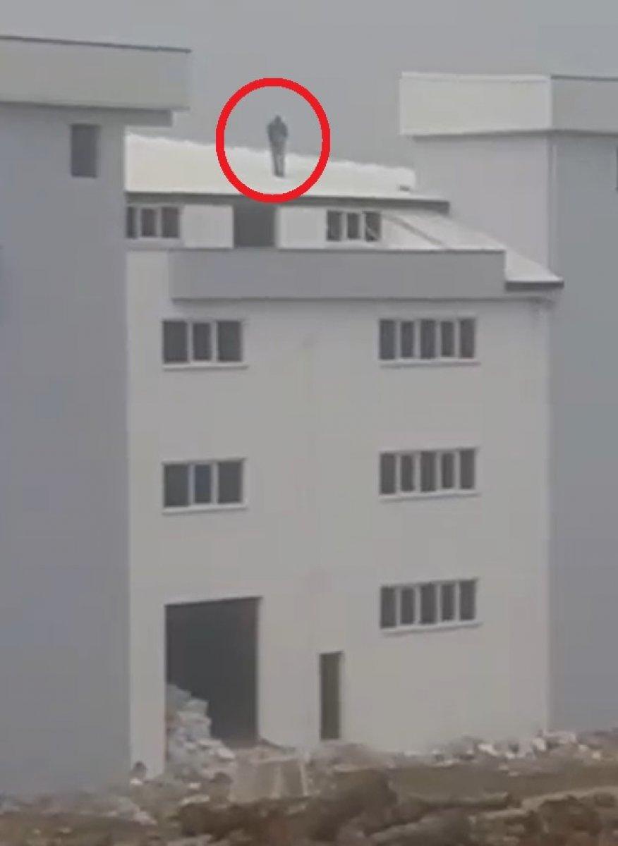 Bursa'da fabrika çatısında namaz kılan adam