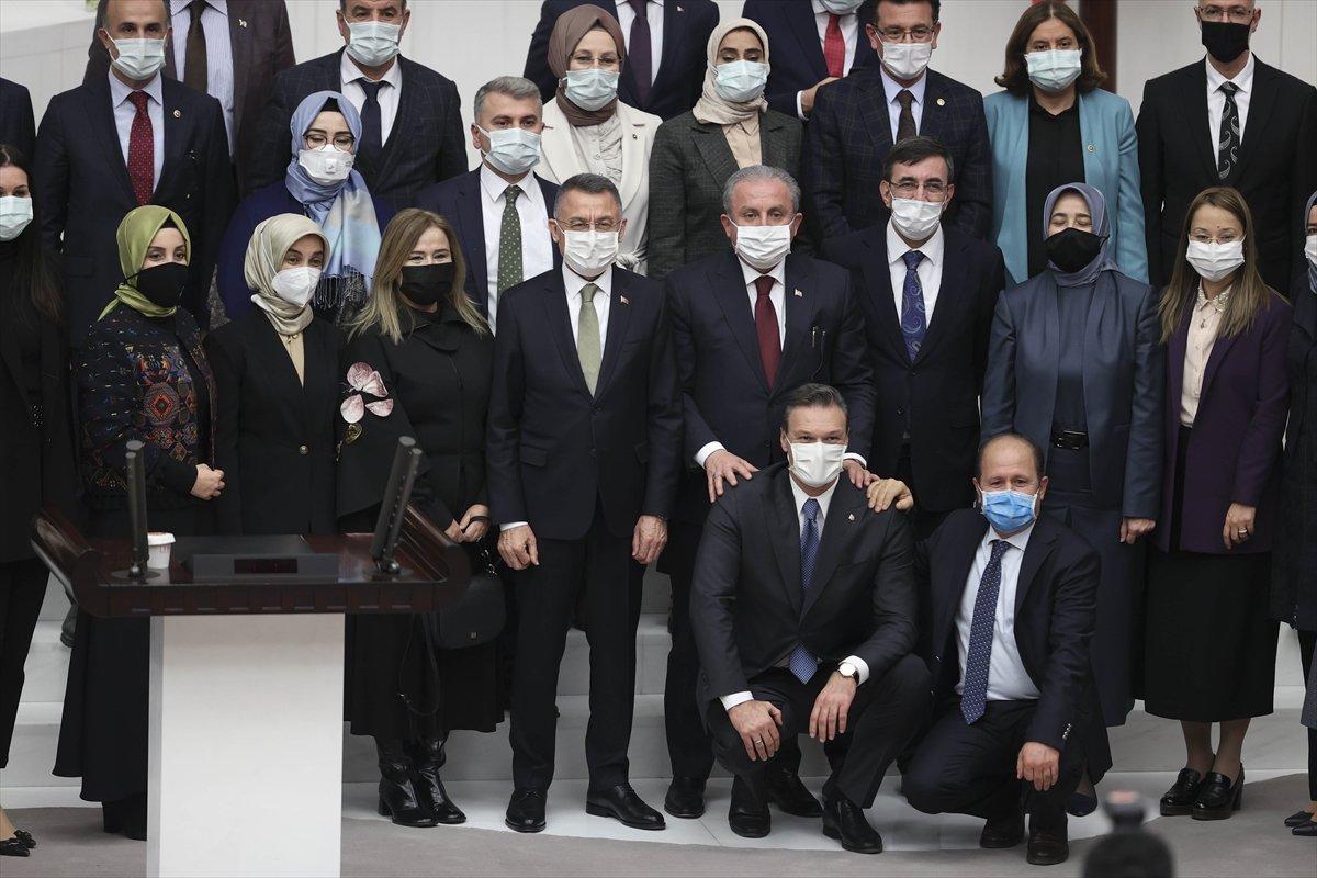 Meclis'te vekiller sosyal mesafe kurallarını unuttu