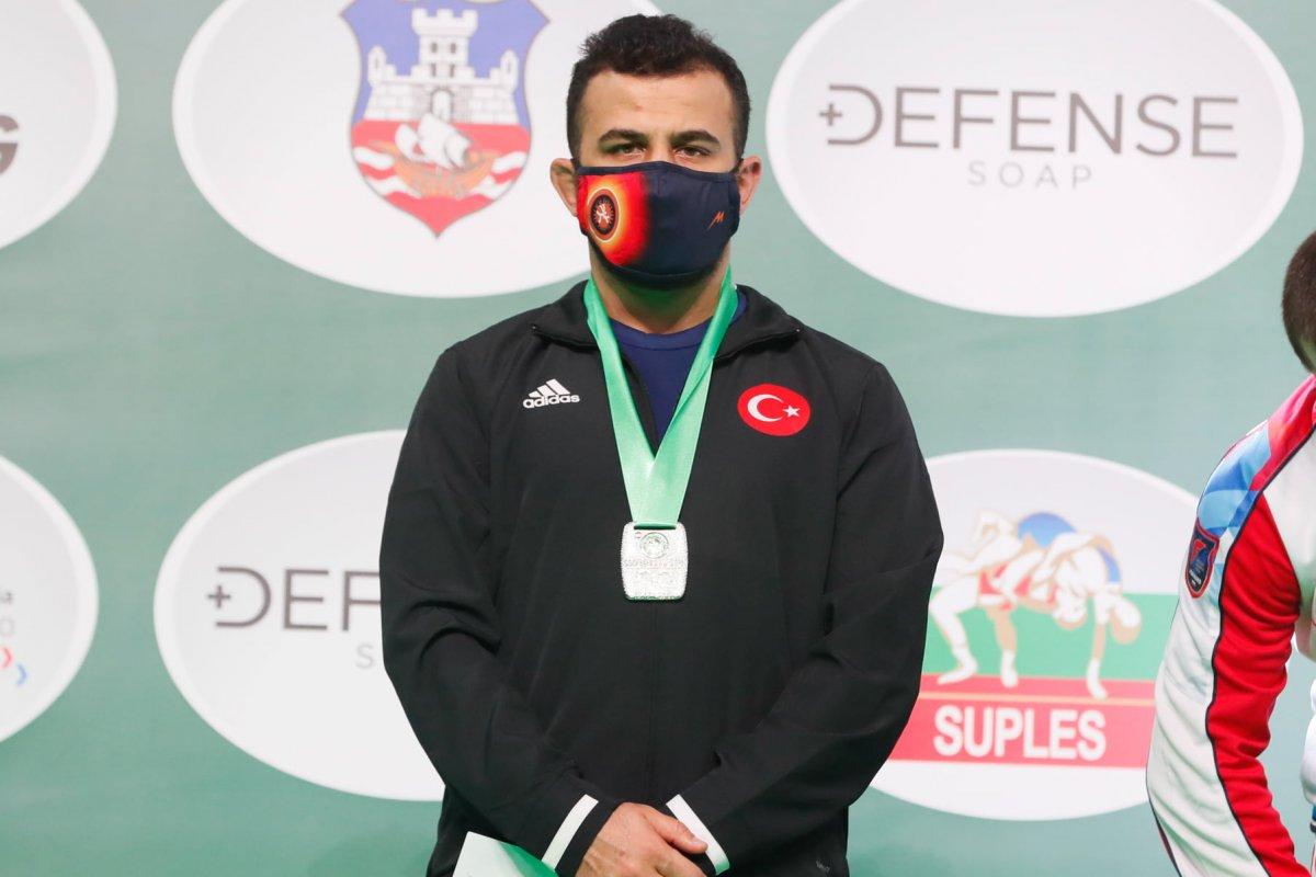 Milli güreşçiler takım halinde dünya ikincisi oldu