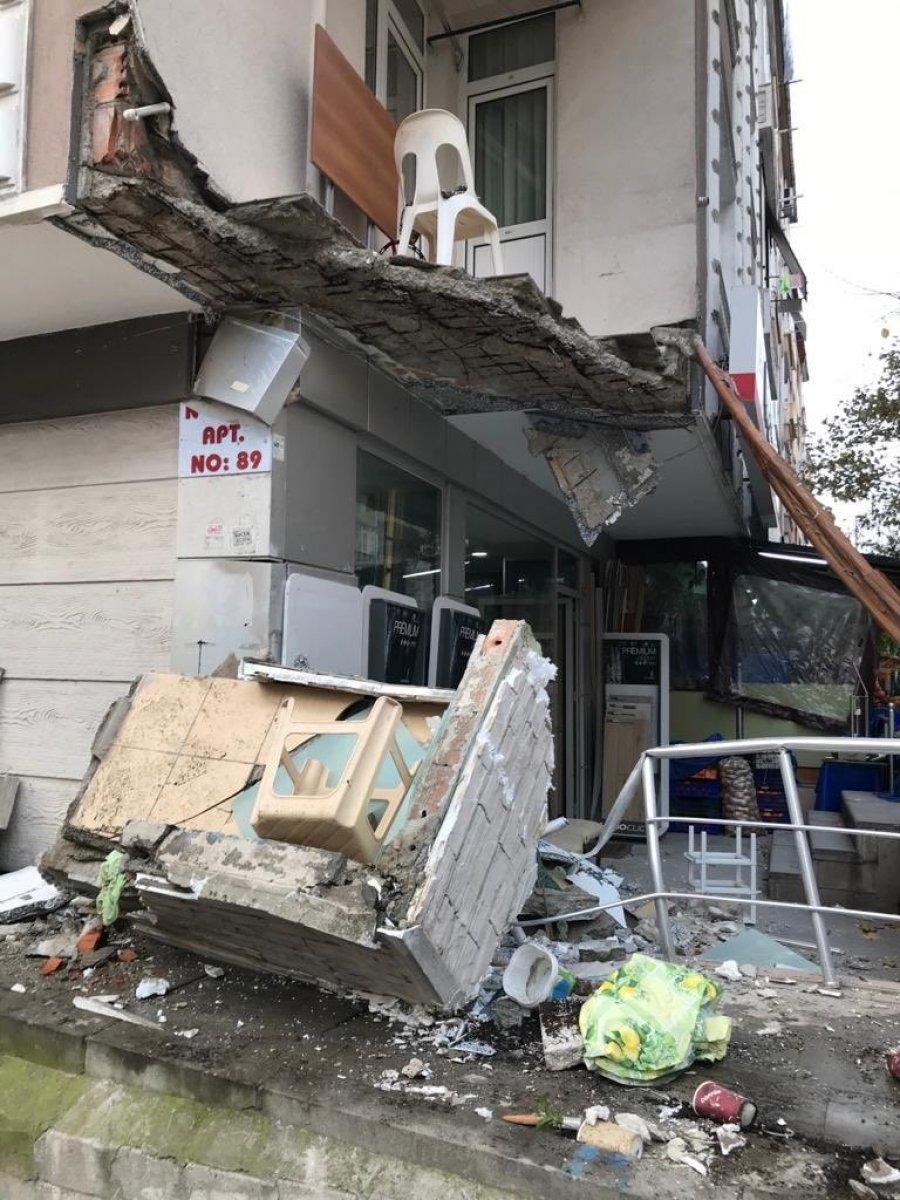 Küçükçekmece’de evin balkonu bir anda çöktü