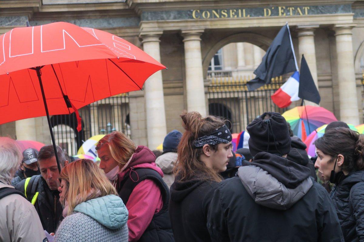 Fransa’da protesto için toplanan göçmenlere Sarı Yelekliler'den destek