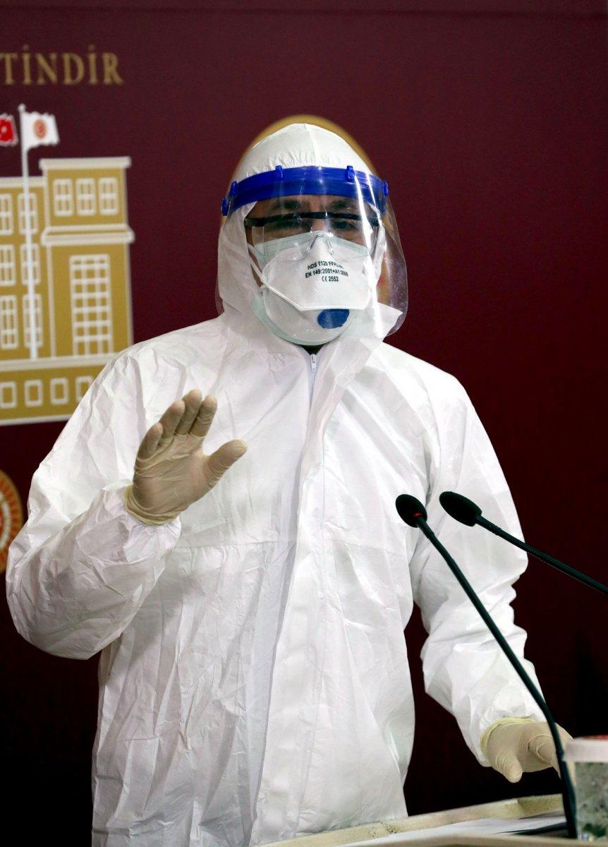 CHP'li vekil Mustafa Adıgüzel tulumla basın toplantısına katıldı