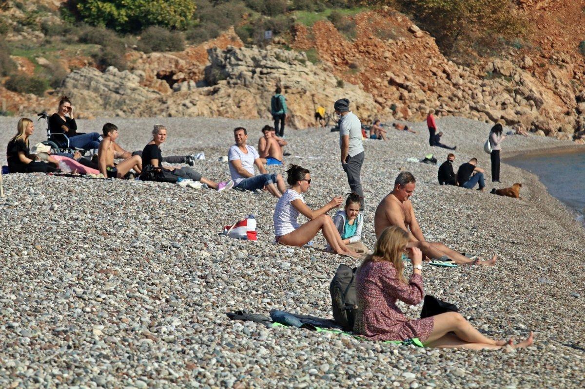 Antalya'daki turistlerin deniz keyfi