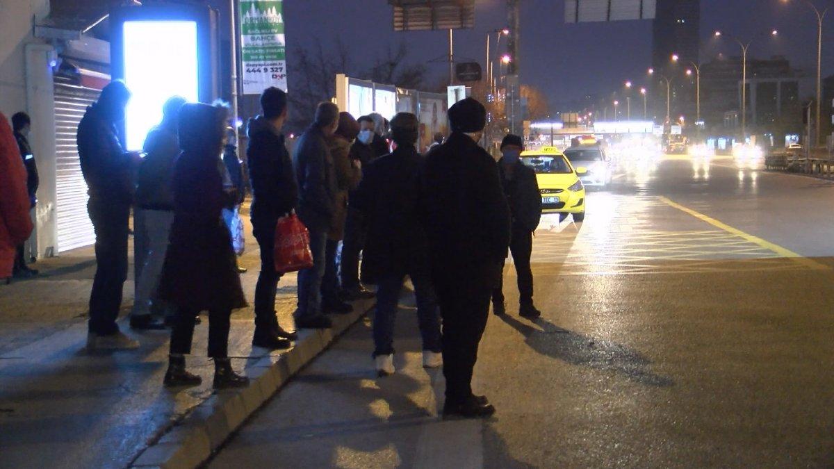 Kadıköy'de kısıtlamadan muaf olanlar uzun süre otobüs bekledi