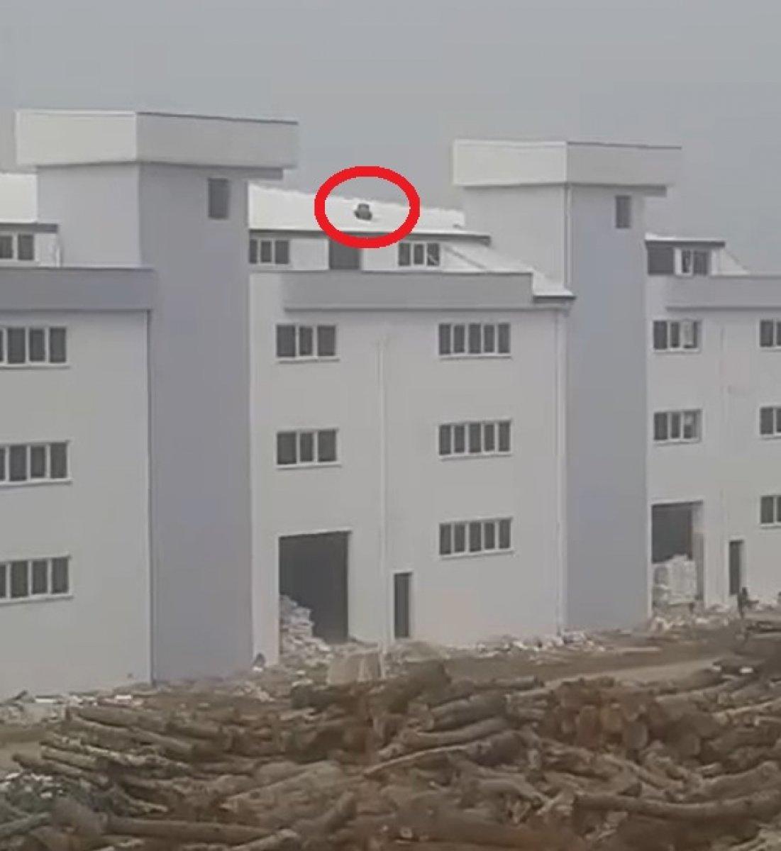 Bursa'da fabrika çatısında namaz kılan adam