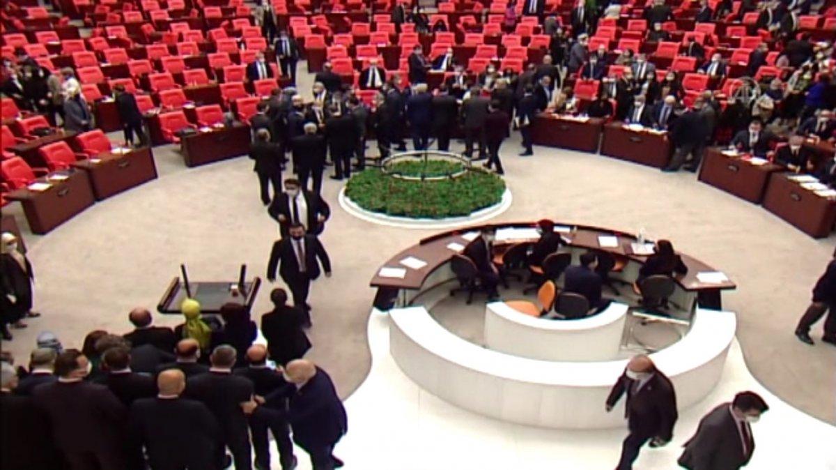 Meclis'te vekiller sosyal mesafe kurallarını unuttu