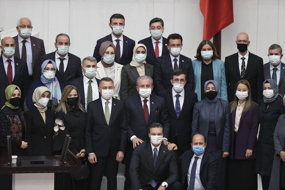 Meclis'te vekiller sosyal mesafe kurallarını unuttu