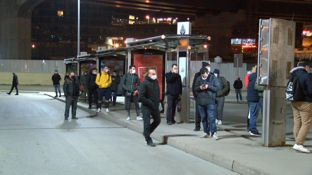 Kadıköy'de kısıtlamadan muaf olanlar uzun süre otobüs bekledi