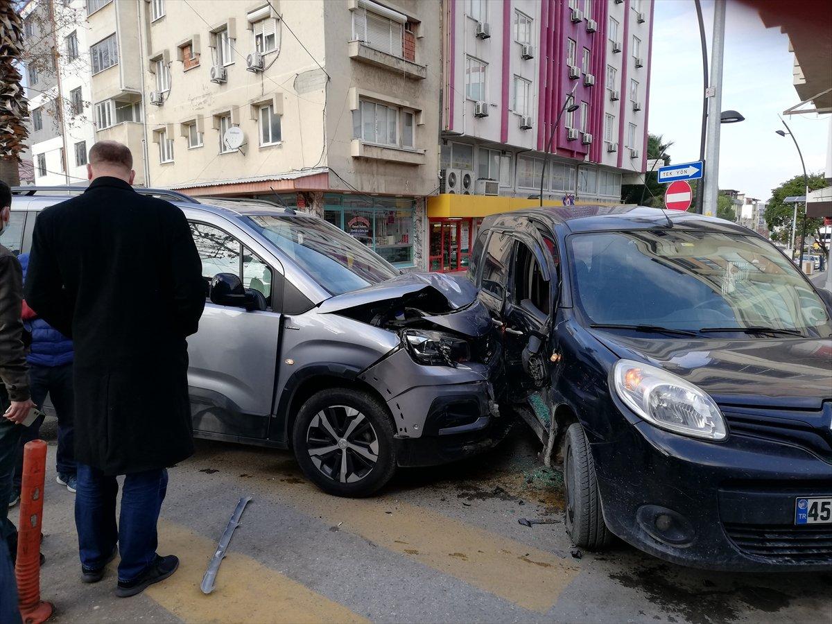 Manisa'da kaza yapan sürücü ve yolcuya 6 bin 300 lira kısıtlama cezası