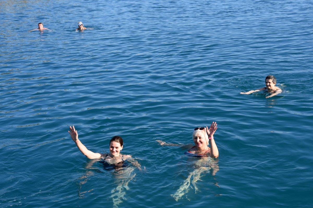 Antalya'daki turistlerin deniz keyfi