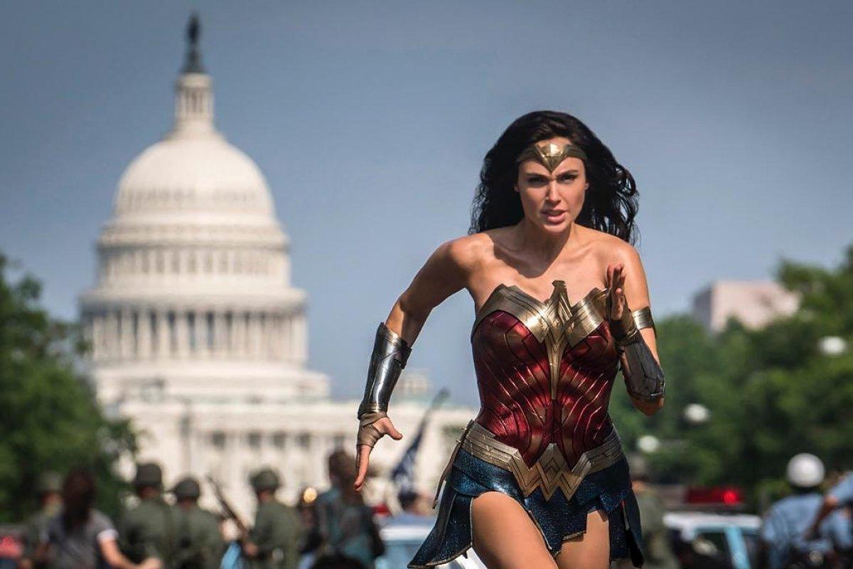 Burj Khalifa'ya İsrailli aktris Gal Gadot'lu Wonder Woman yansıtıldı