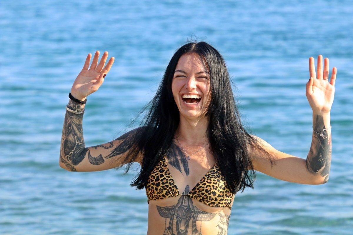 Antalya'daki turistlerin deniz keyfi