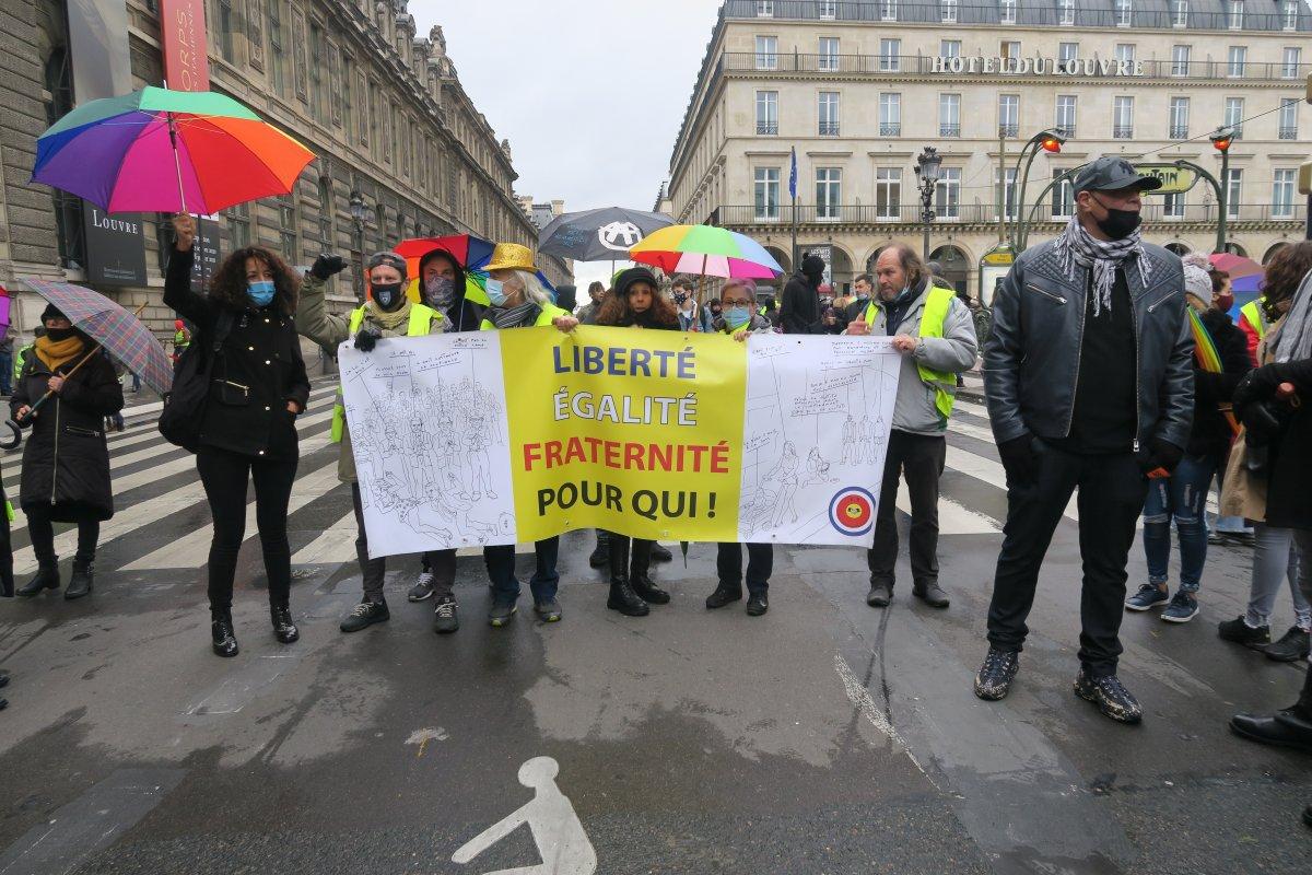Fransa’da protesto için toplanan göçmenlere Sarı Yelekliler'den destek