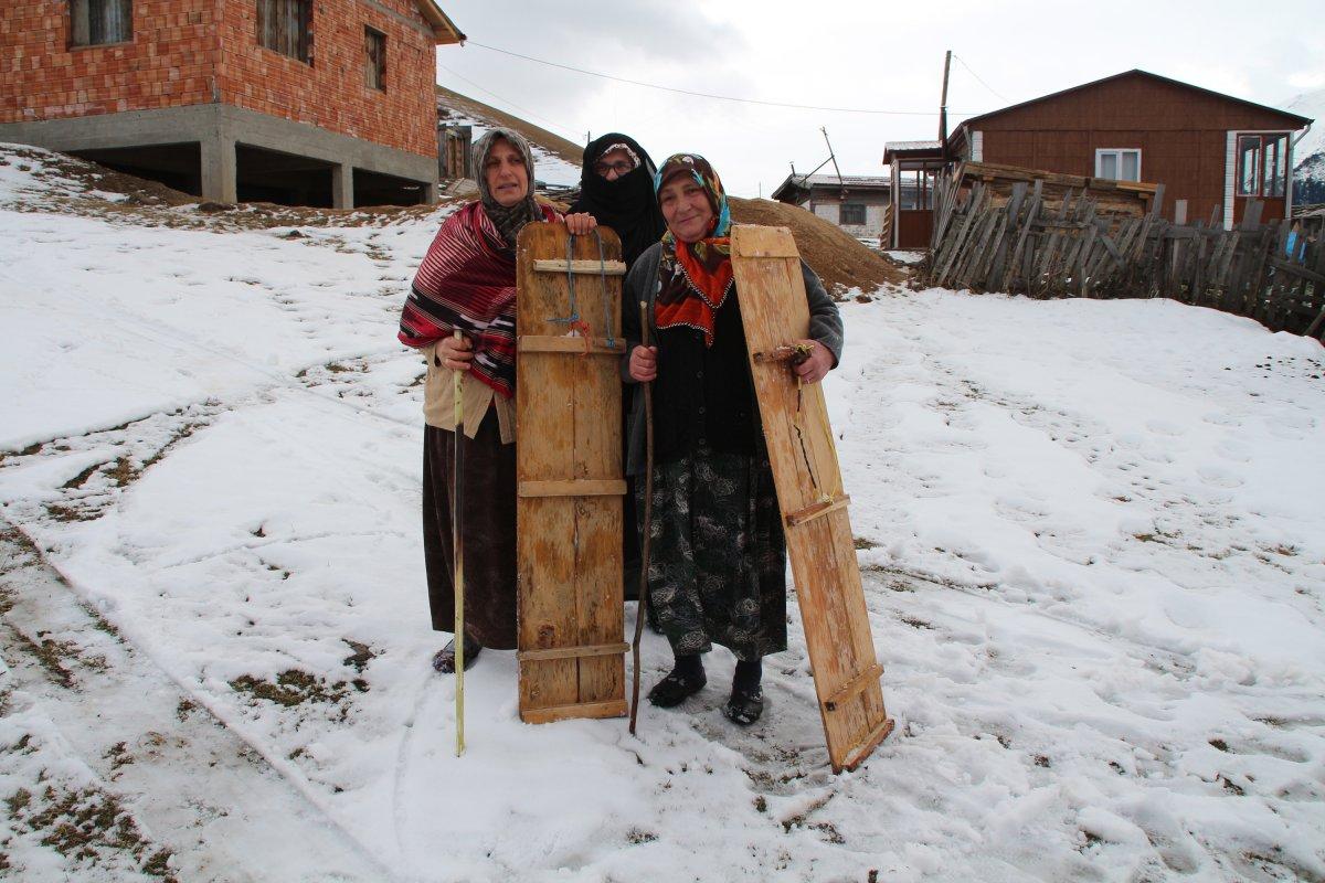 Rize'de kar sonrası tahtalı kayak eğlencesi