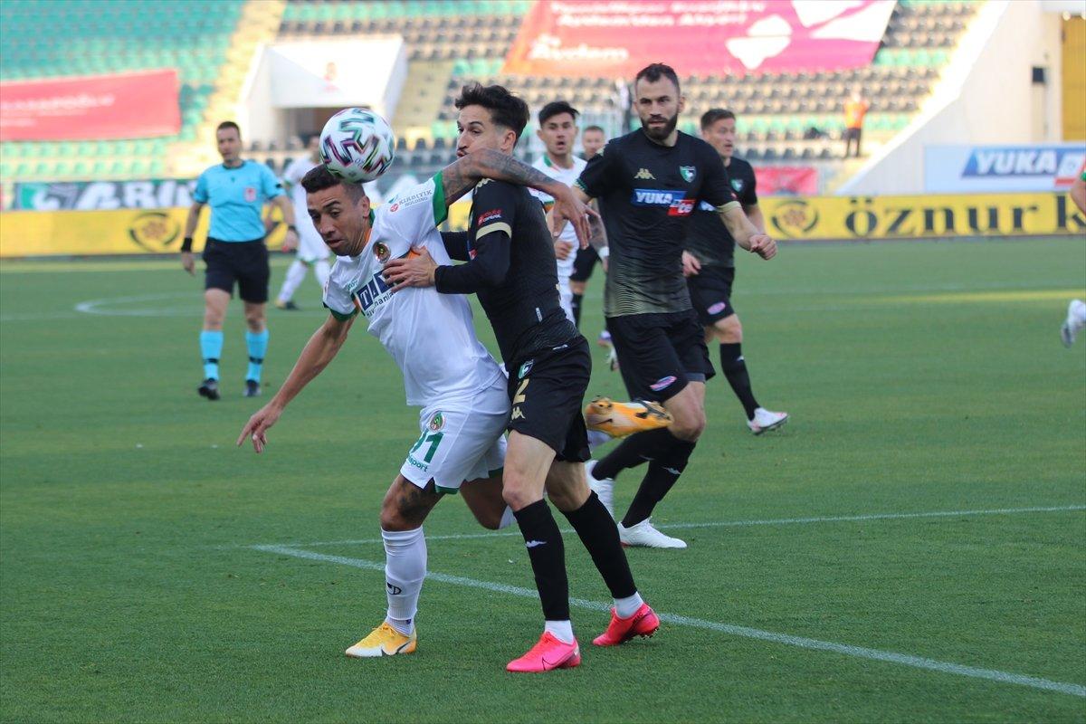 Lider Alanyaspor 10 kişi kalan Denizlispor'a yenildi