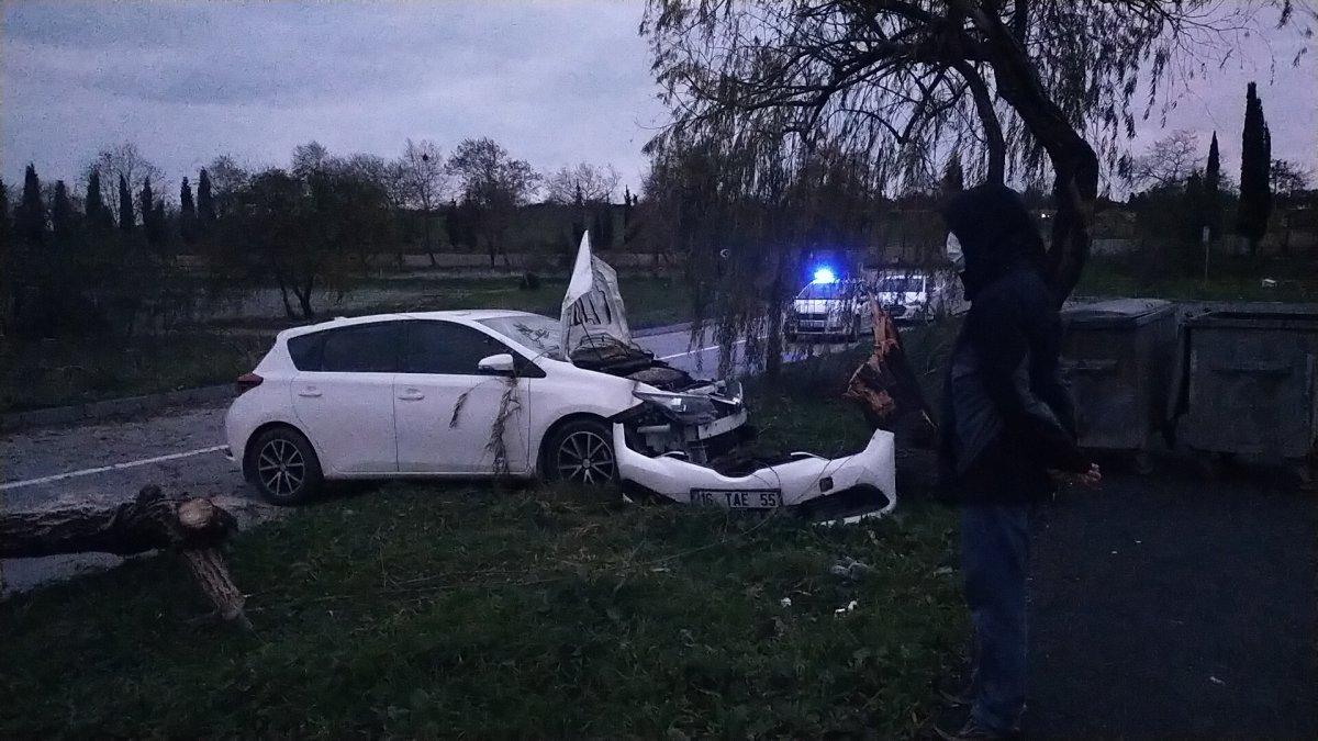Kocaeli'de polis, köpeğe çarpmamak için kaza yaptı