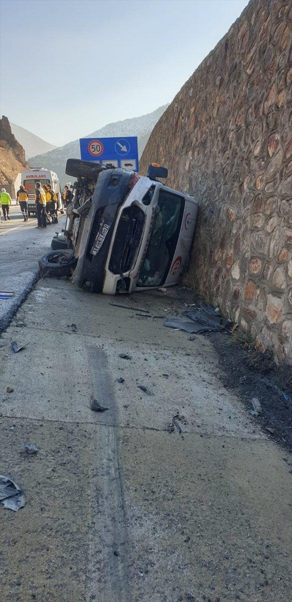 Gümüşhane'de ambulans devrildi: 2 yaralı