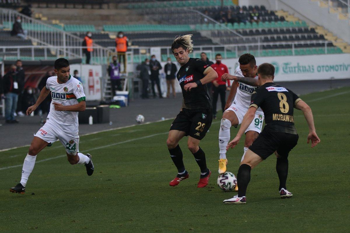 Lider Alanyaspor 10 kişi kalan Denizlispor'a yenildi