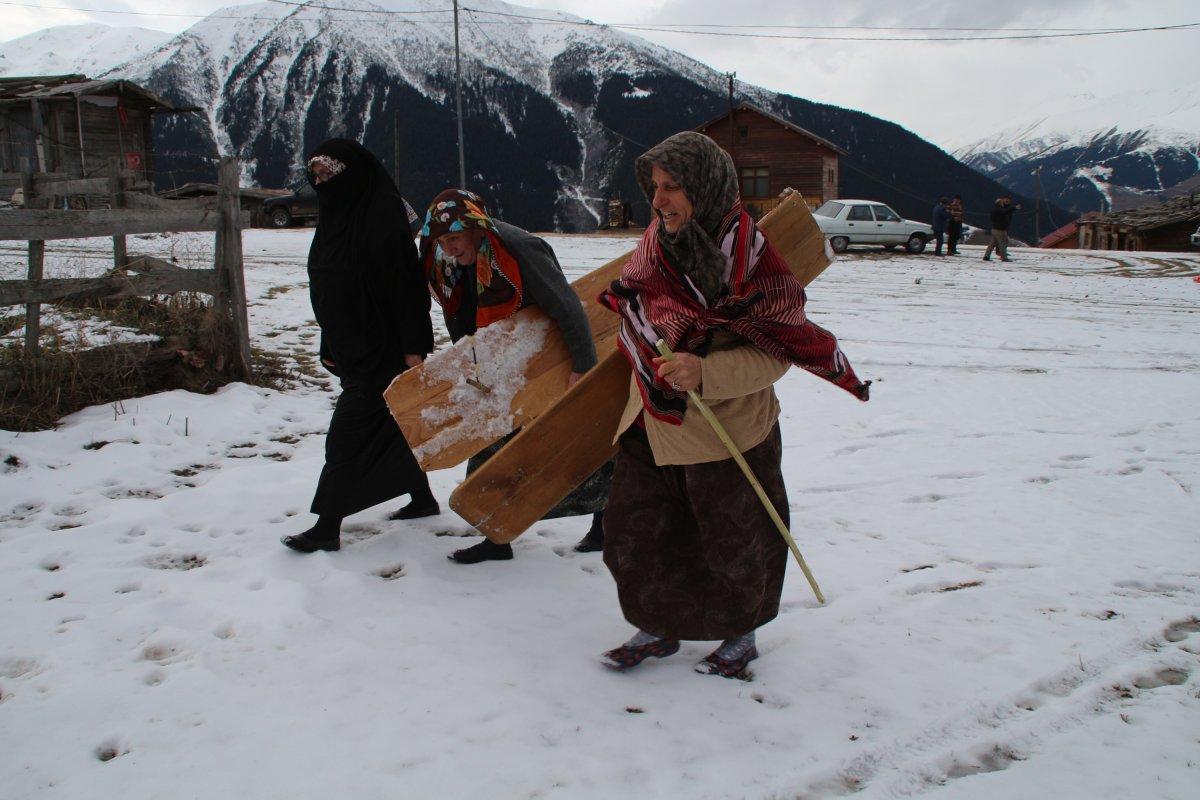Rize'de kar sonrası tahtalı kayak eğlencesi