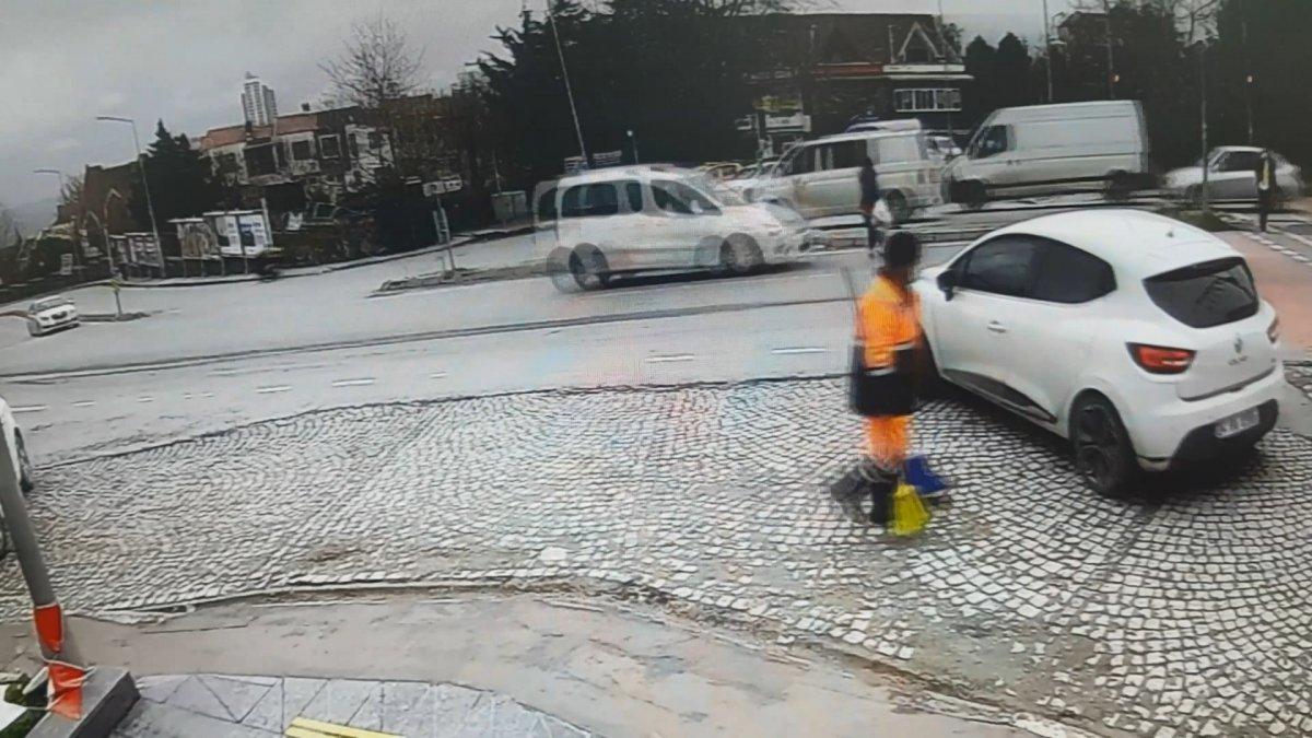 Başakşehir'de yolun karşısına geçmek isteyen genç kızın yaralandığı kaza