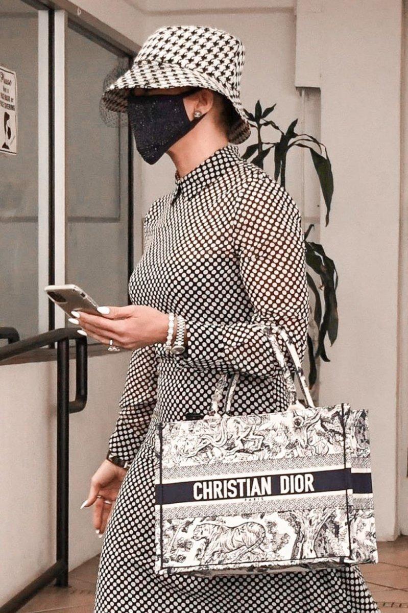 Jennifer Lopez cilt doktoru çıkışında görüntülendi