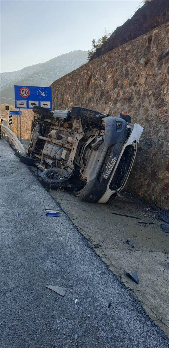 Gümüşhane'de ambulans devrildi: 2 yaralı