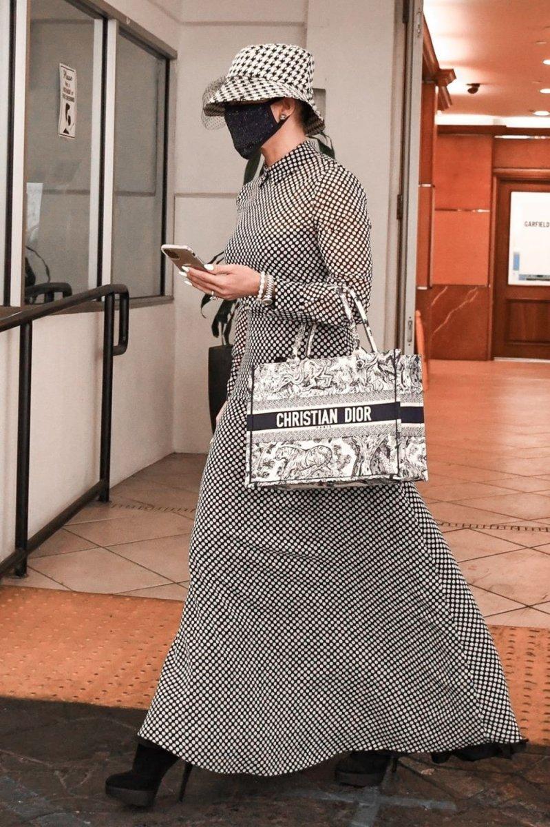 Jennifer Lopez cilt doktoru çıkışında görüntülendi