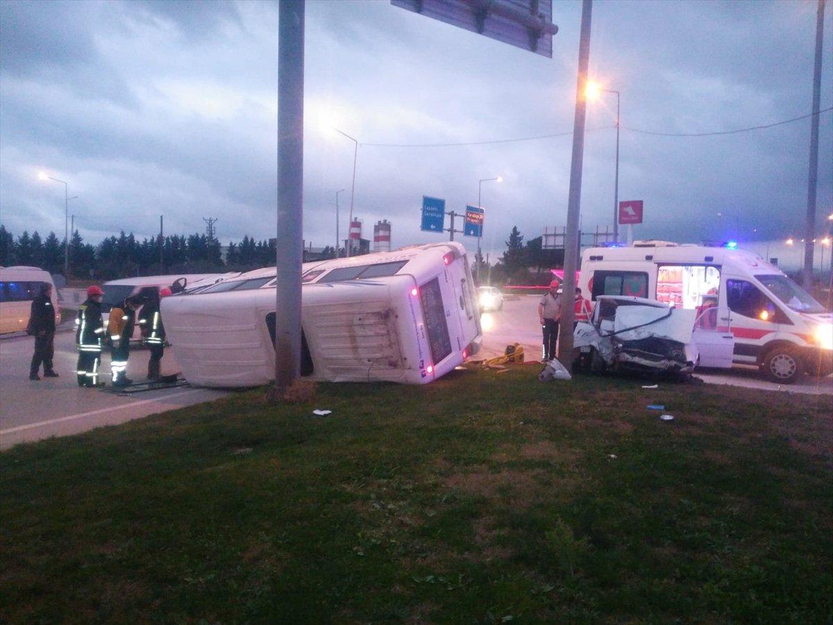 Çanakkale'de minibüs ile otomobil çarpıştı: 1 ölü, 4 yaralı