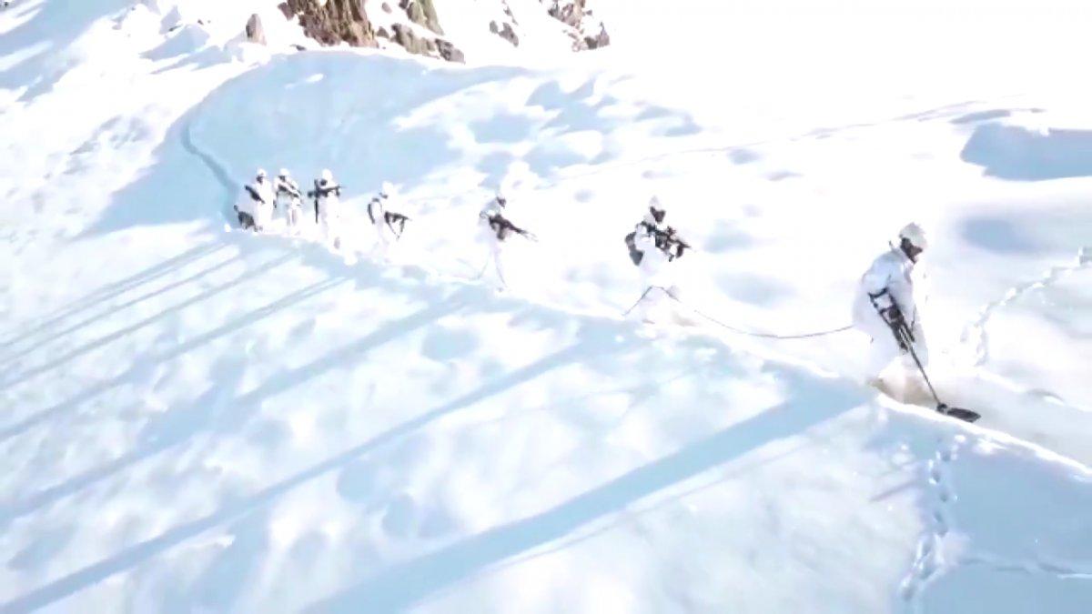 Hakurk’ta dondurucu soğukta görev yapan komandolar