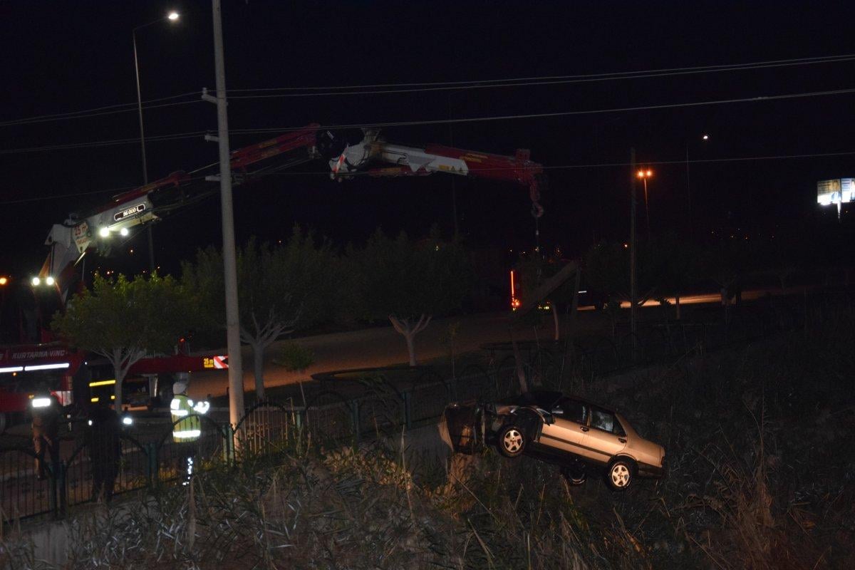 Antalya'da alkollü sürücü otomobiliyle birlikte dereye düştü
