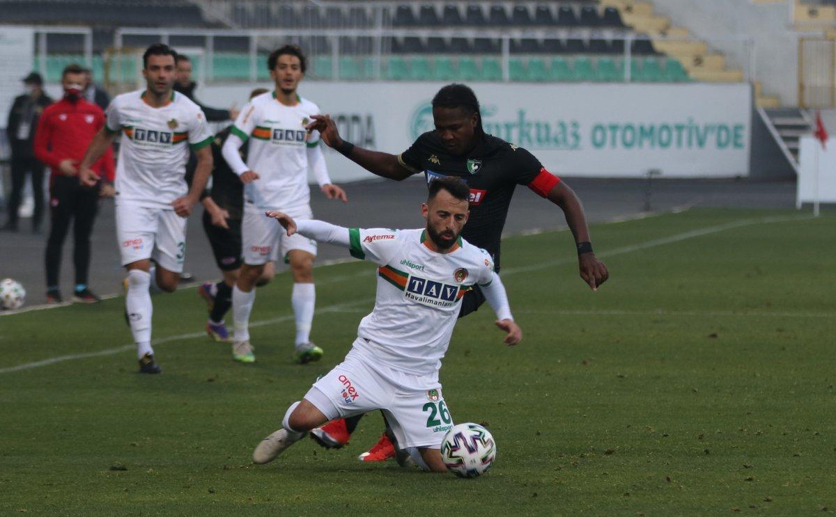 Lider Alanyaspor 10 kişi kalan Denizlispor'a yenildi