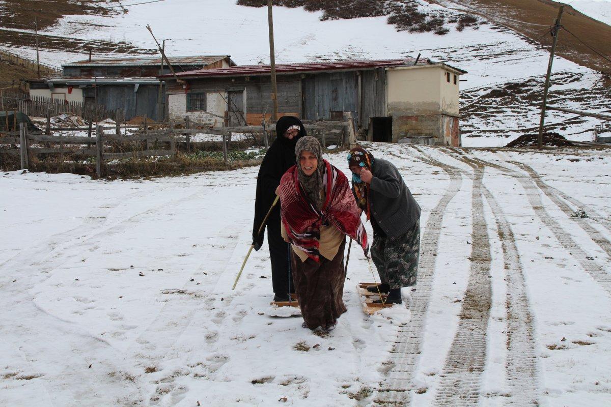 Rize'de kar sonrası tahtalı kayak eğlencesi