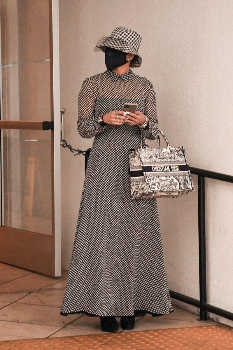 Jennifer Lopez cilt doktoru çıkışında görüntülendi