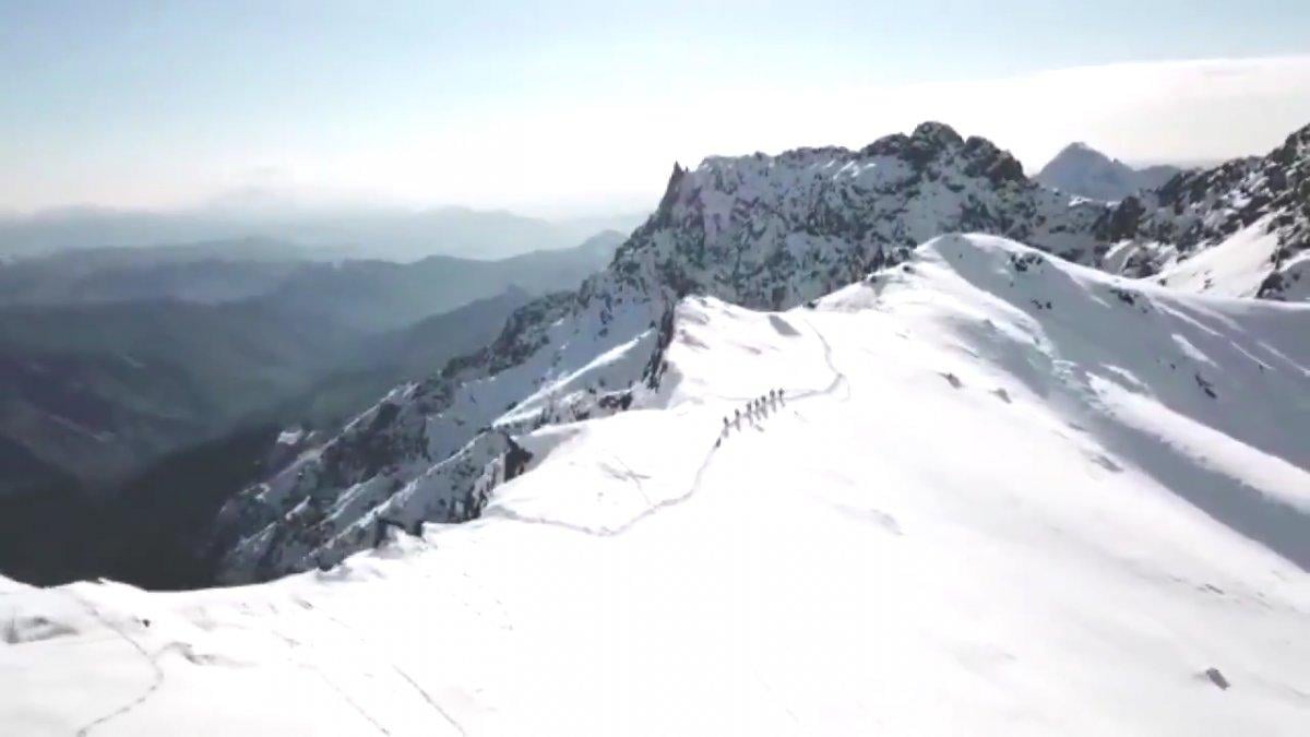 Hakurk’ta dondurucu soğukta görev yapan komandolar