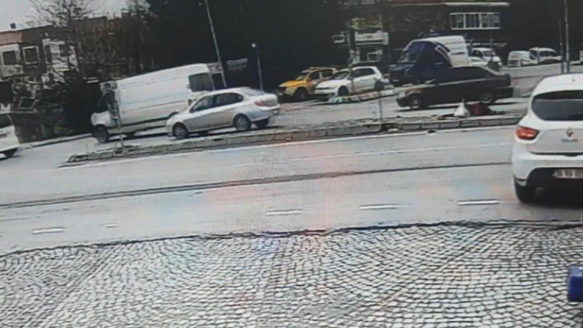 Başakşehir'de yolun karşısına geçmek isteyen genç kızın yaralandığı kaza