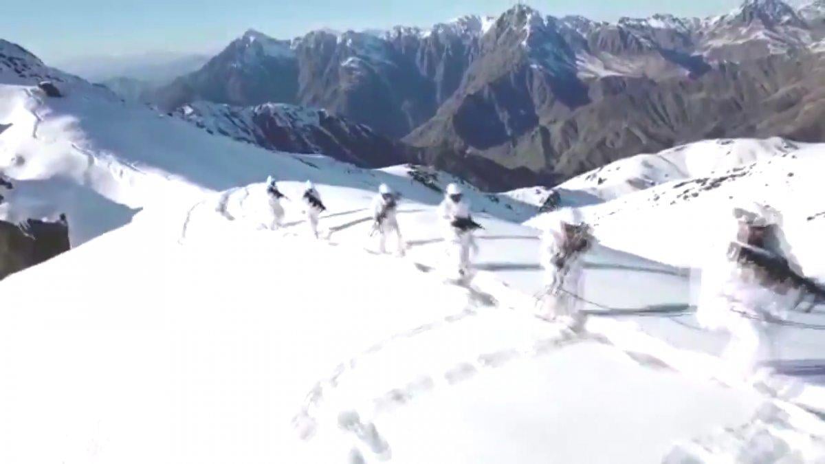 Hakurk’ta dondurucu soğukta görev yapan komandolar