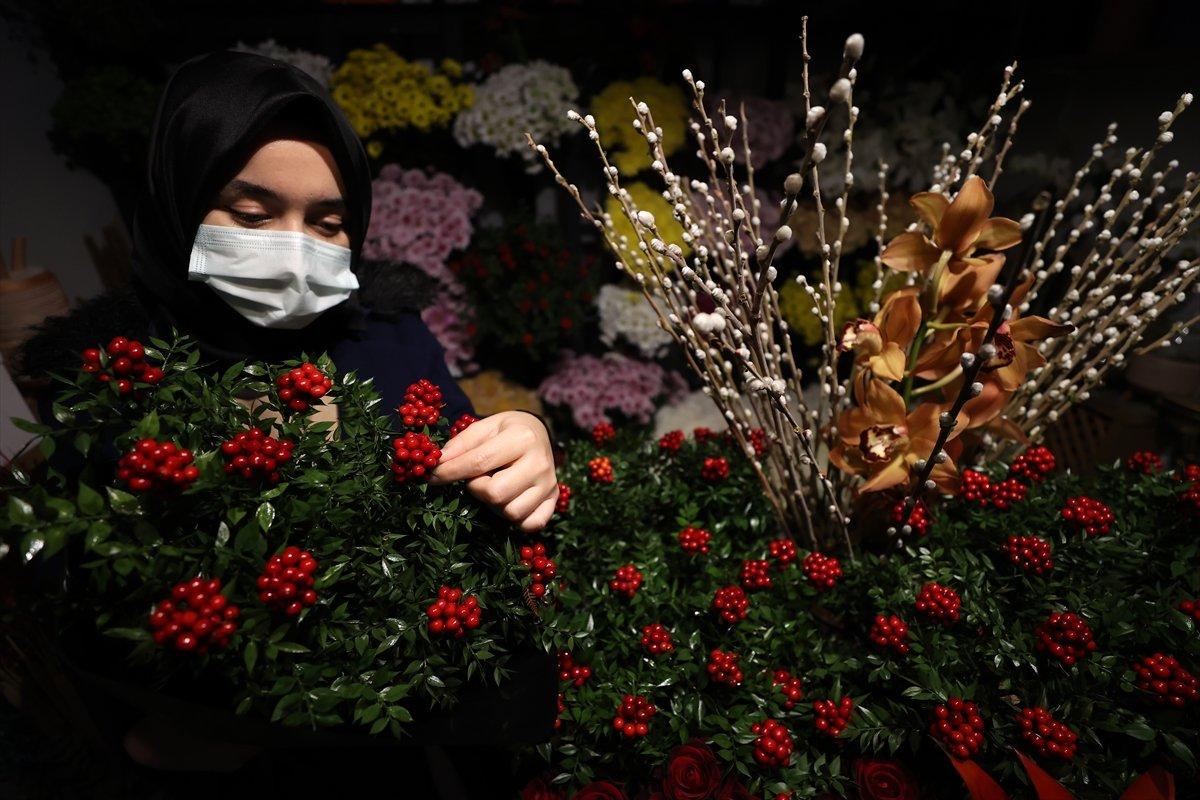 Yılbaşı çiçeği kokina tezgahlarda yerini aldı