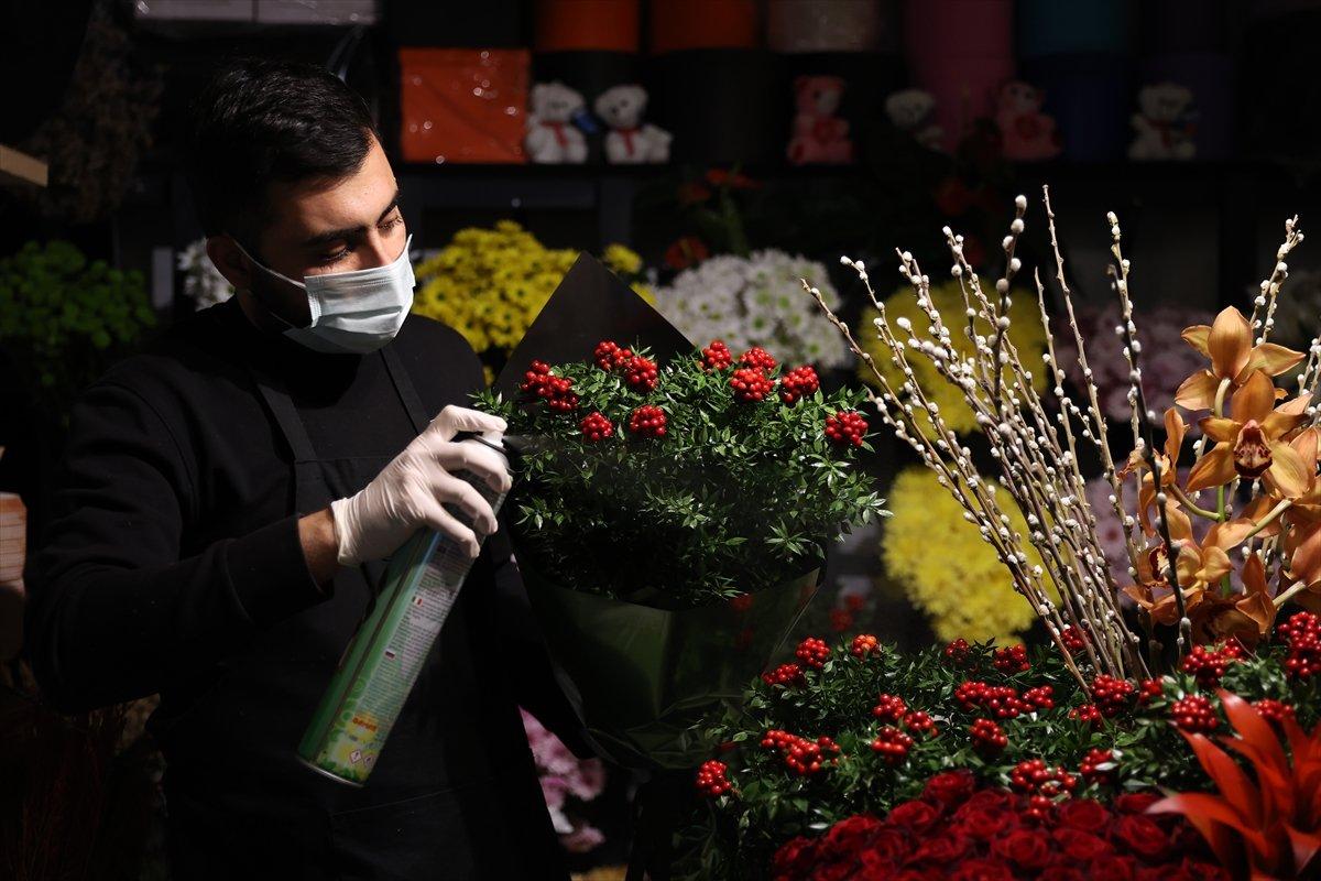 Yılbaşı çiçeği kokina tezgahlarda yerini aldı