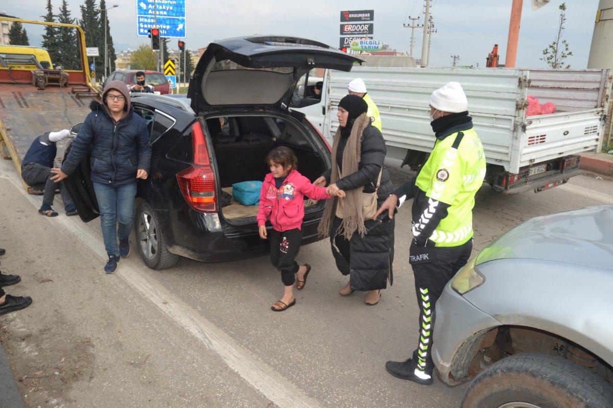 Hatay'da 5 kişilik araçtan 12 göçmen çıktı