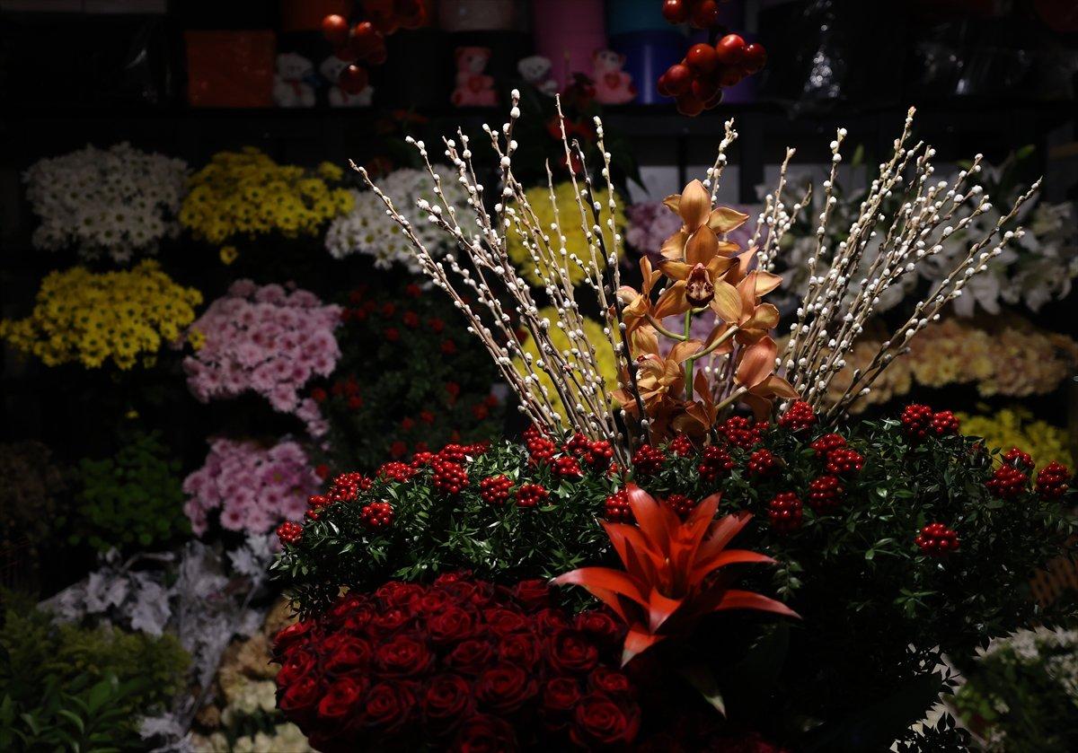 Yılbaşı çiçeği kokuna tezgahlarda yerini aldı