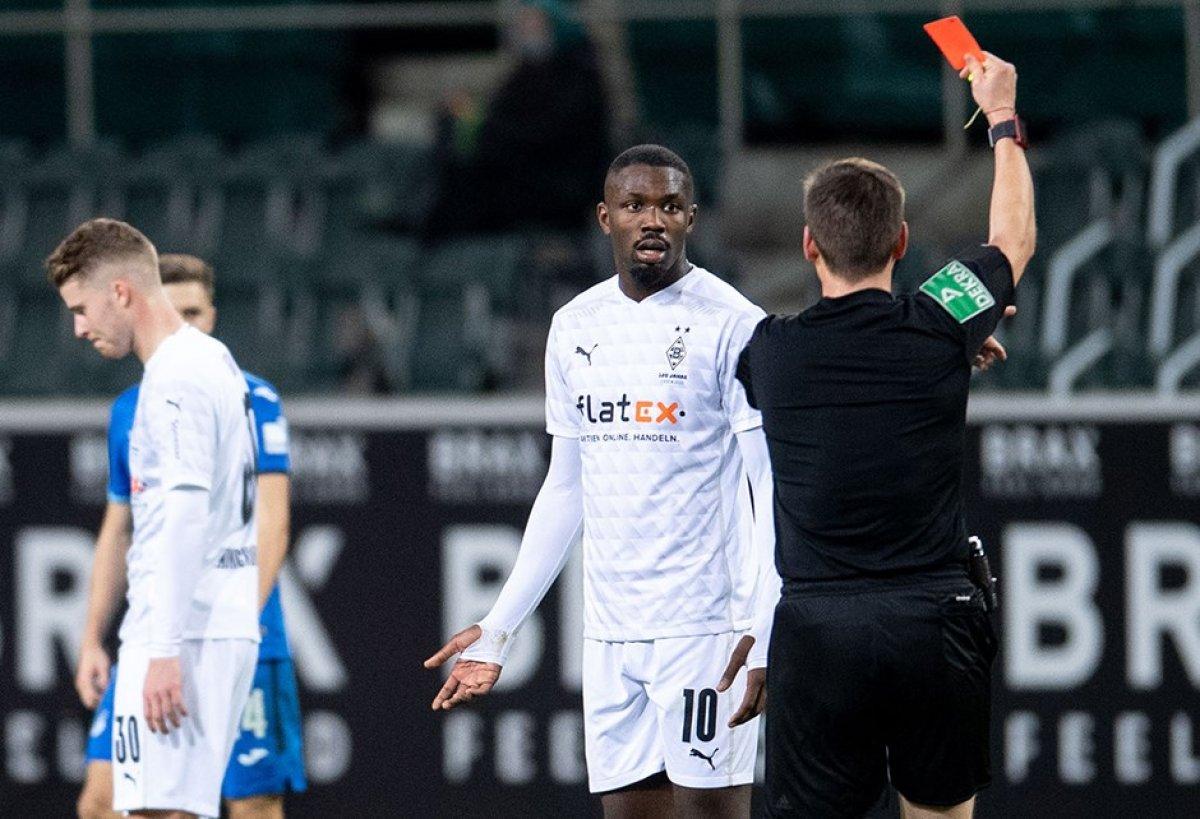 Rakibine tüküren oyuncunun maaşı ihtiyaç sahiplerine verilecek