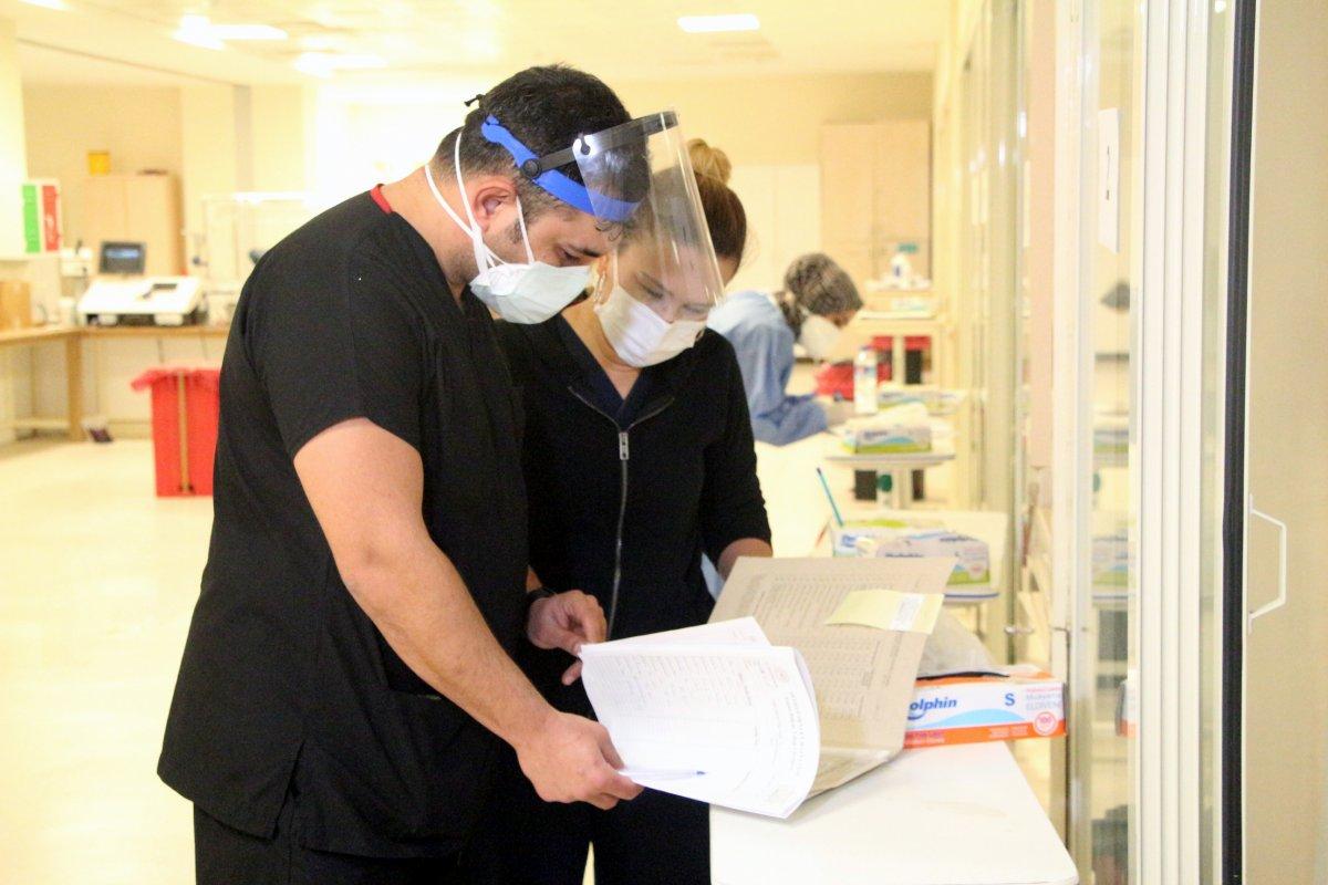 Adana'da koronavirüs doktor çifte bebeklerini uzaktan sevdiriyor