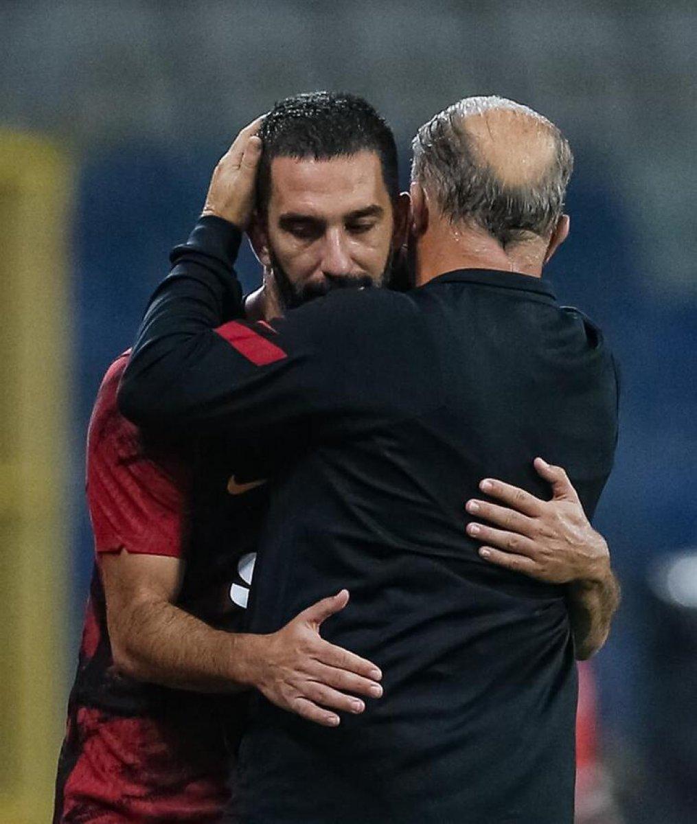 Kaptan Arda Turan takım arkadaşlarıyla toplantı yaptı